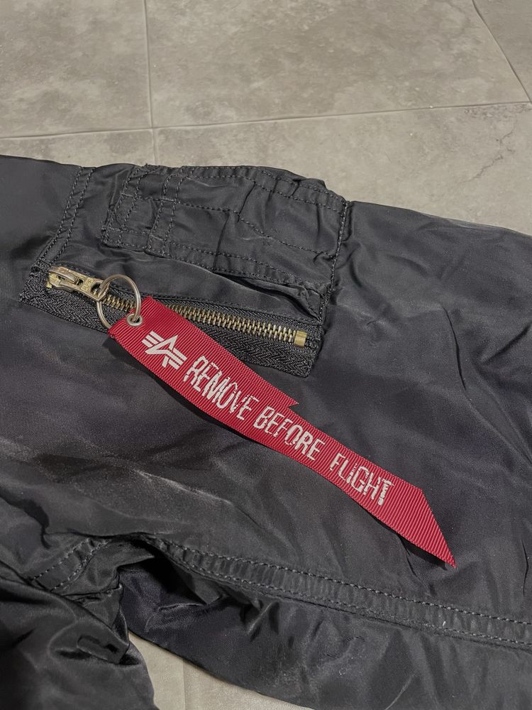 Бомбер від бренду Alpha industries