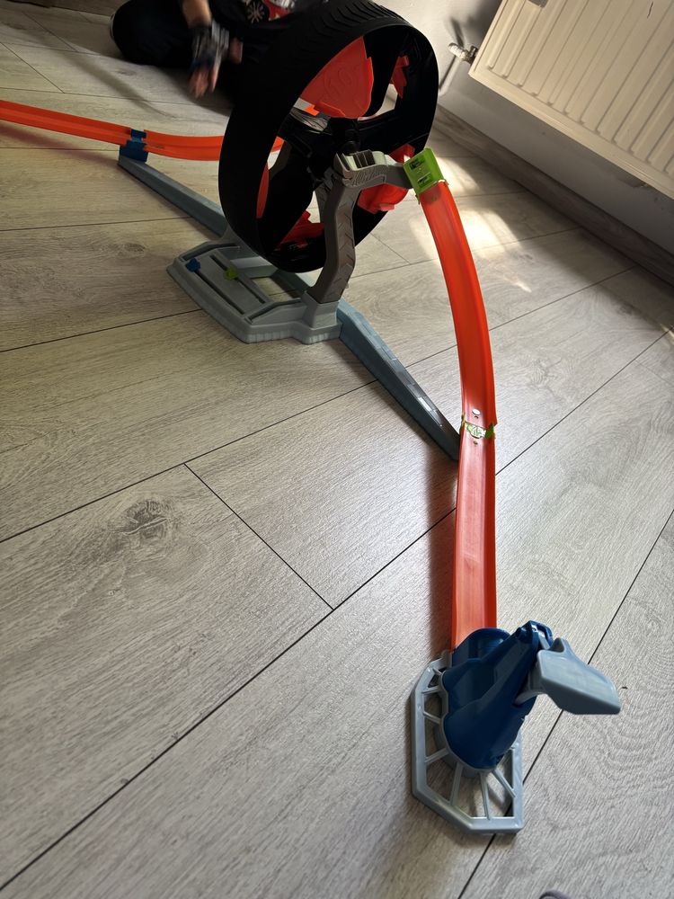 Tor hot wheels koło opona