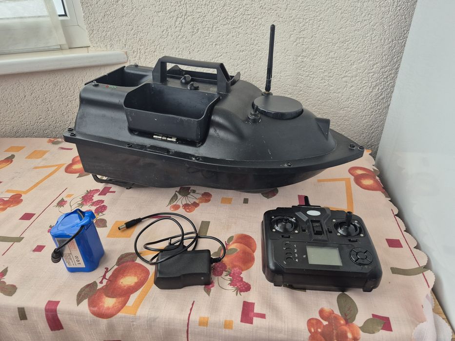 Кораблик Flytec прикормочний D8, V010, V18 (3 бункери) Black GPS