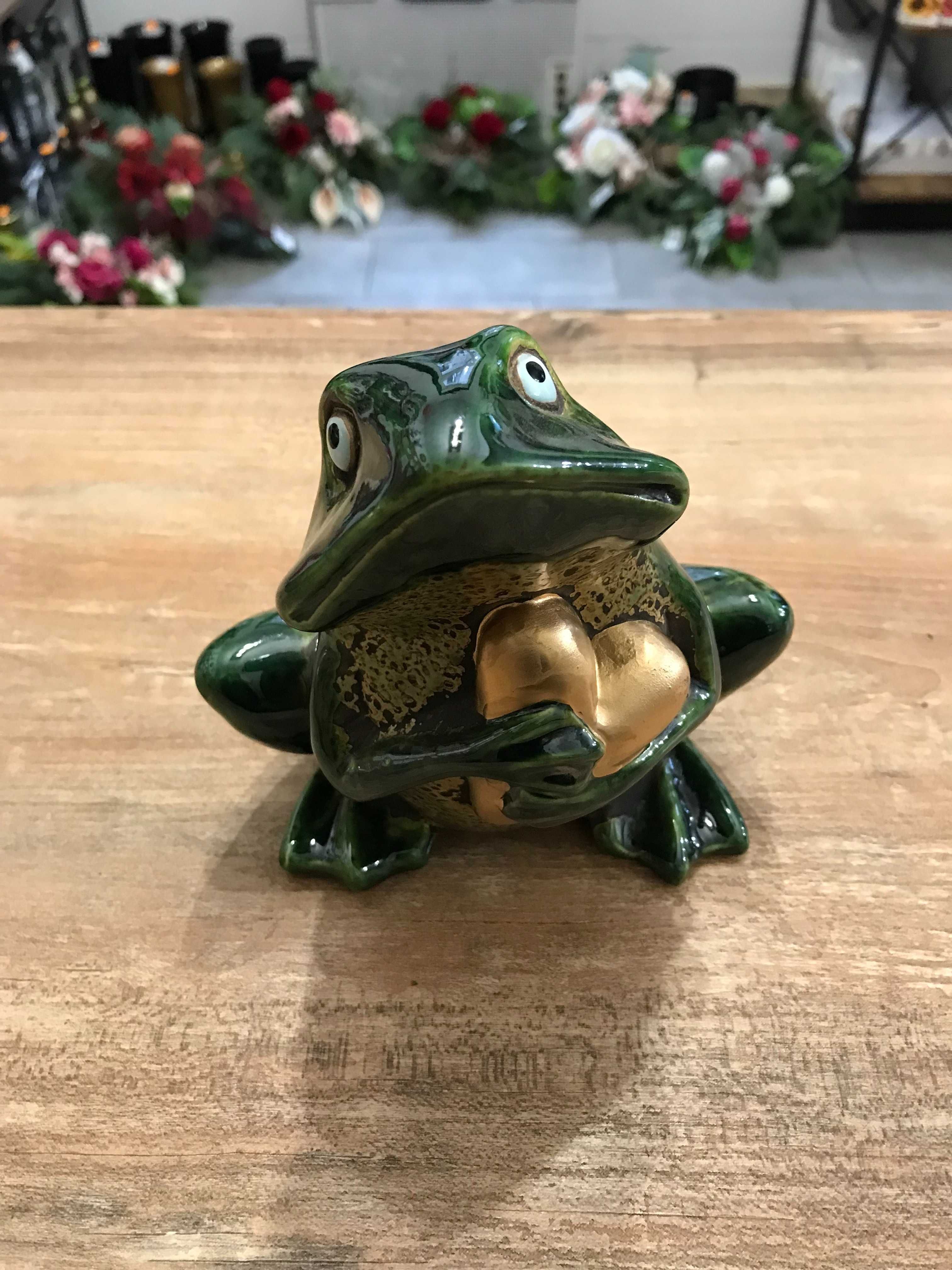 Figurka żaba z sercem