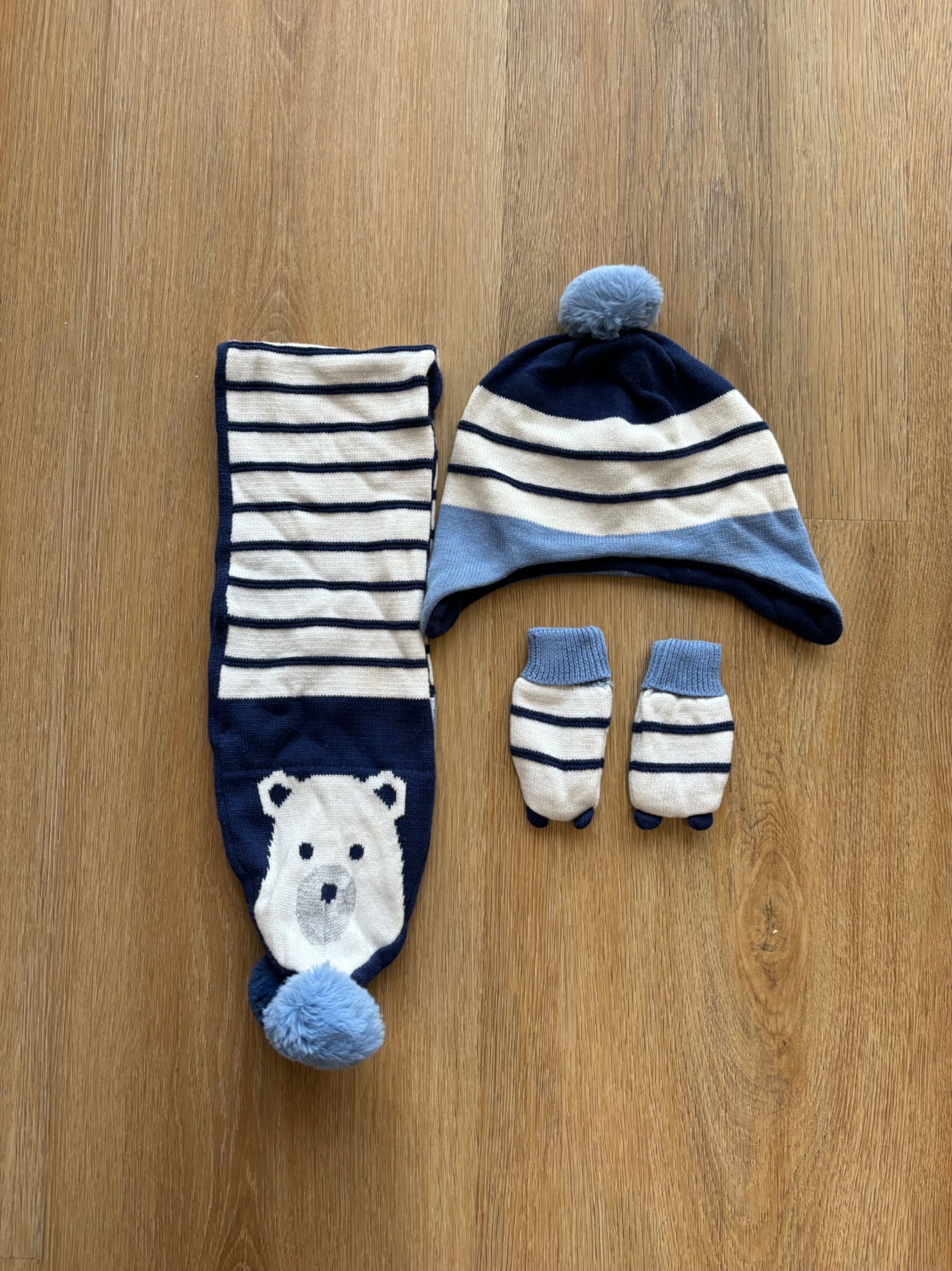 Conjunto gorro, cachecol e luvas menino