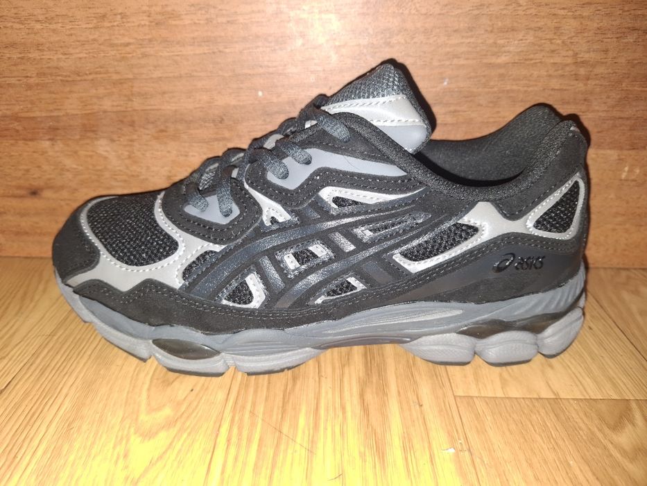 Нові чоловічі кросівки asics