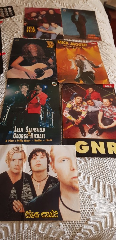 Posters antigos de cantores e bandas