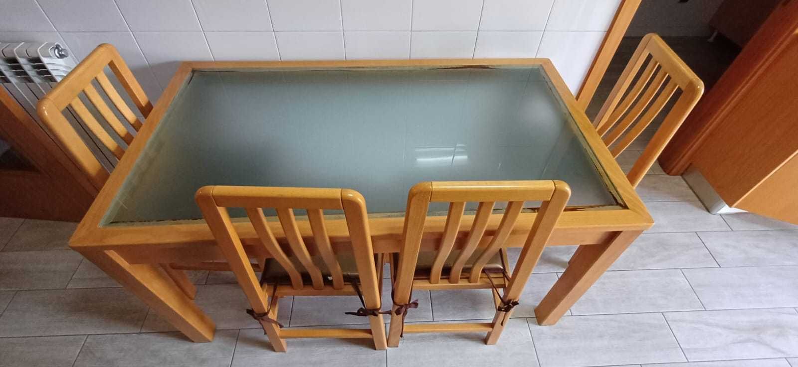 Mesa de madeira com 4 cadeiras