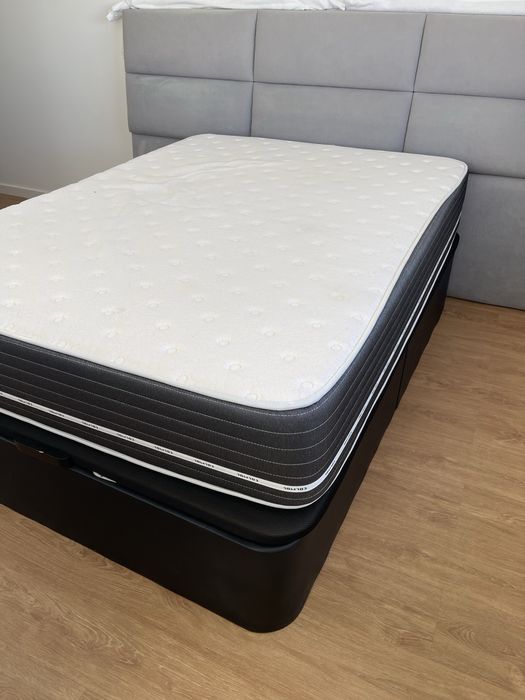 Cabeceira com sommier e colchão