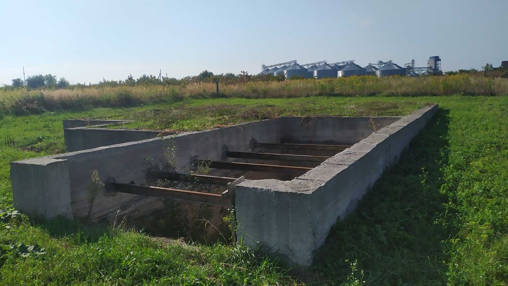 Земельна ділянка з фундаментом, є вода та електрика