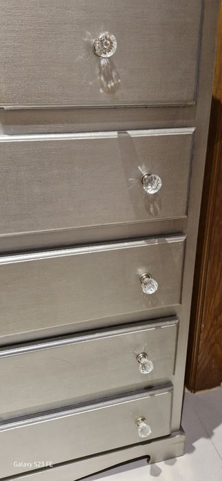 Cómoda de pinho prateada