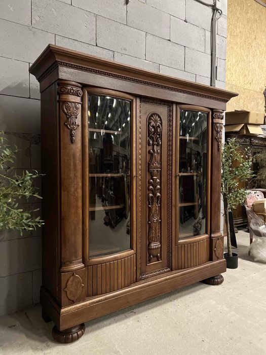 Антикварна деревʼяна різьблена бібліотека.