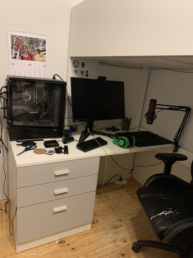 Łóżko na antresoli z biurkiem i szafą IKEA