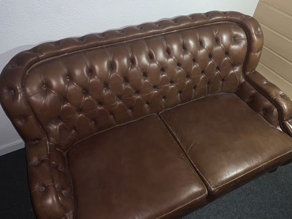 Sofa vintage em pele dois lugares - elegância com história!