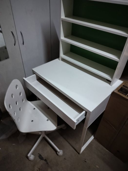 Biurko Ikea z krzesełkiem i nadstawka