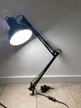 Lampa biurkowa klasyczna IKEA TERTIAL ciemno-szara grafitowa z żarówką