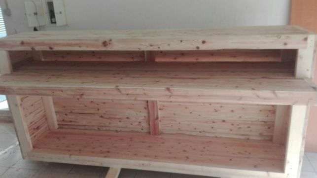 Balcão em madeira crua,rústico e muito robusto.