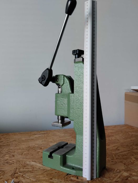 Prasa ręczna Schmidt ( 12 kg ) kolanowa