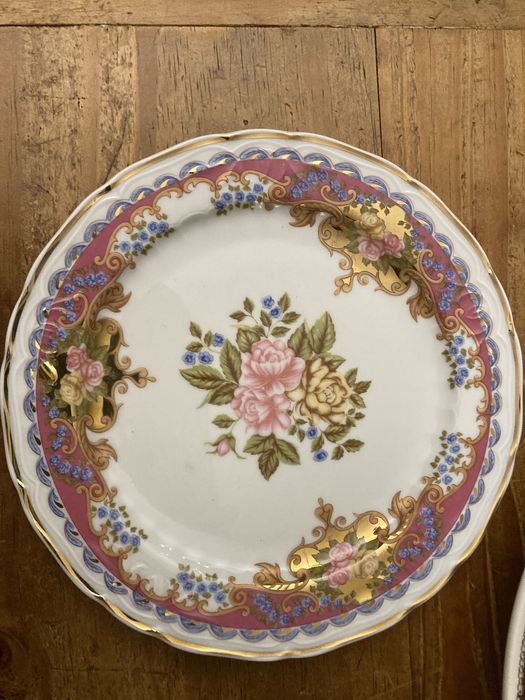 Conjunto vários pratos antigos