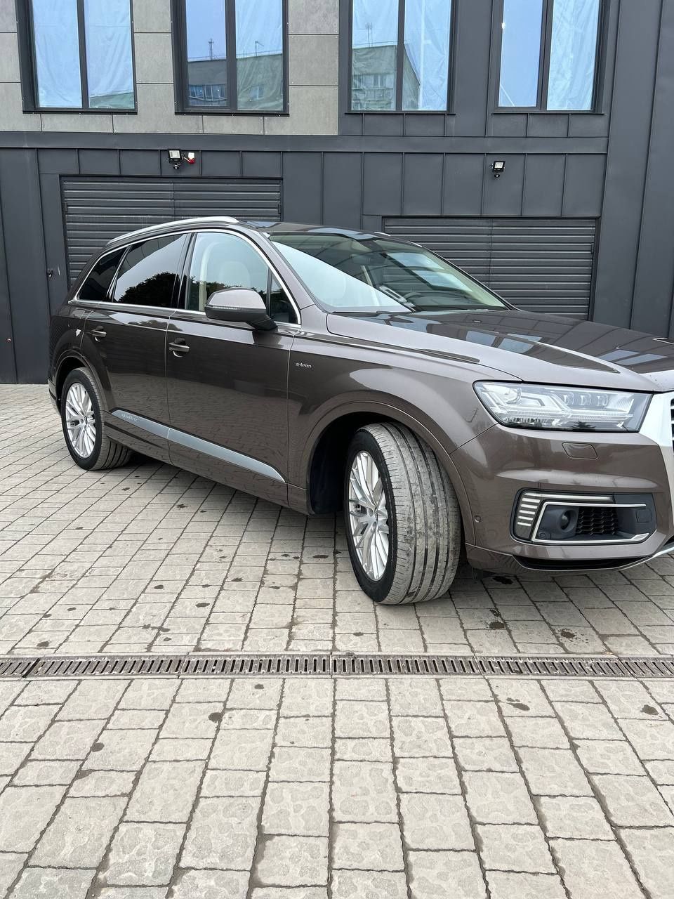 Продам Audi q7 E-tron