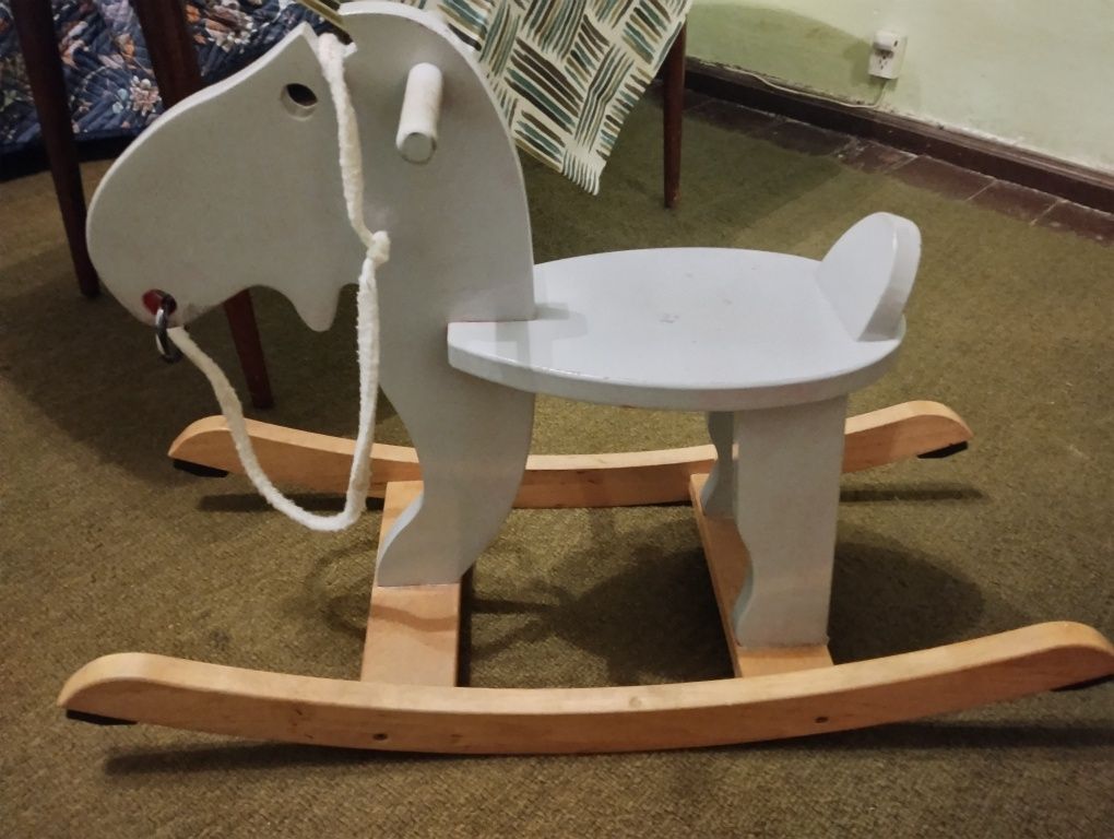 Koń na biegunach drewniany
