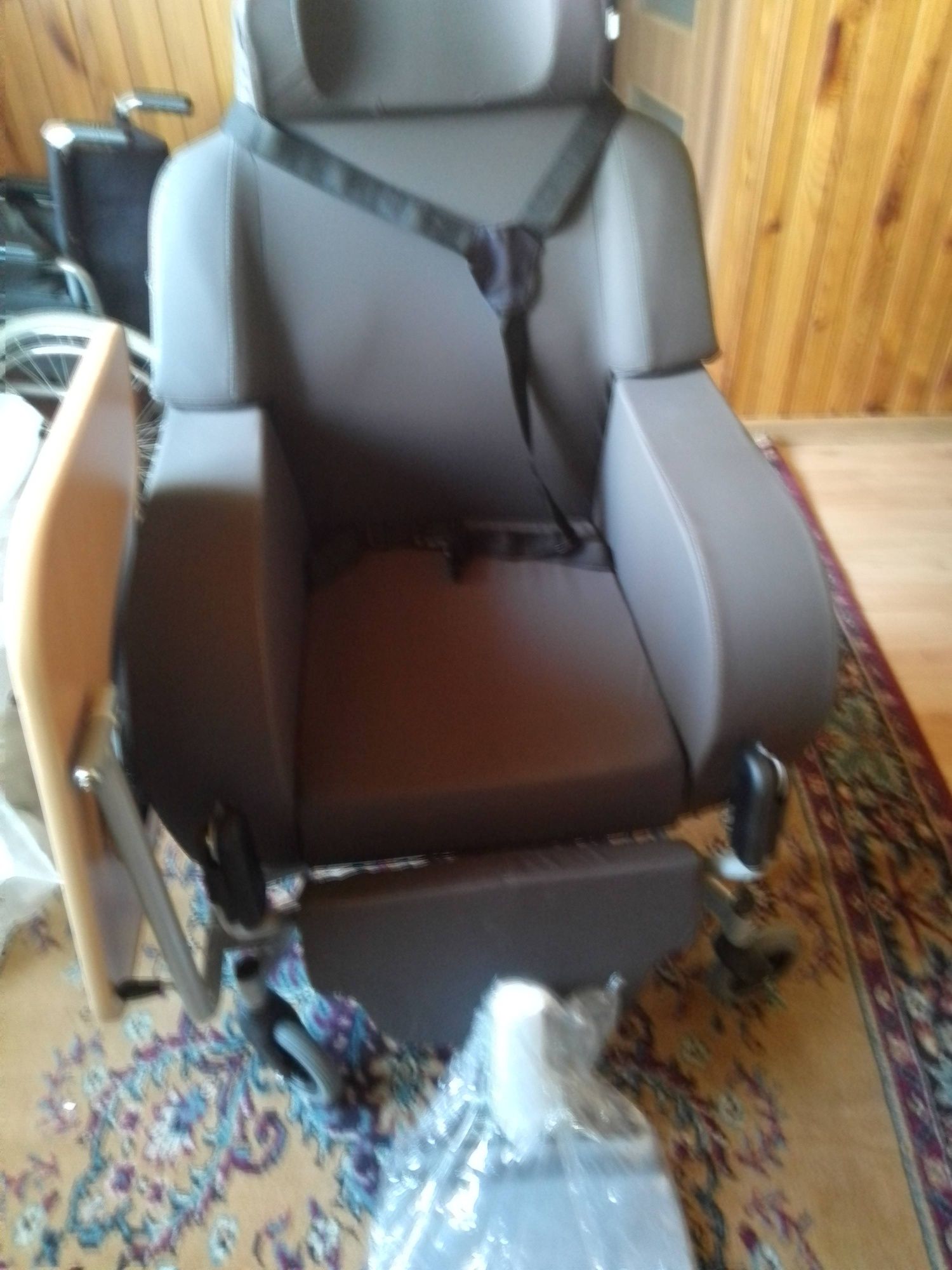 Specjalistyczny wózek inwalidzki.