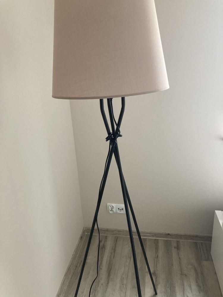 Lampa podłogowa