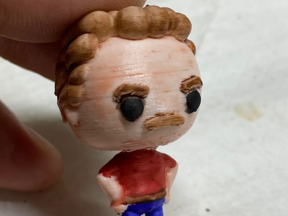 Miniatura Magnum P.I. (Tom Selleck) Estilo Chibi