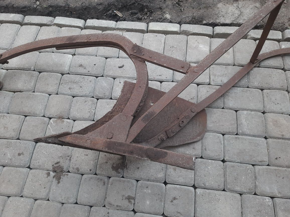 Плуг кінний для оранки.