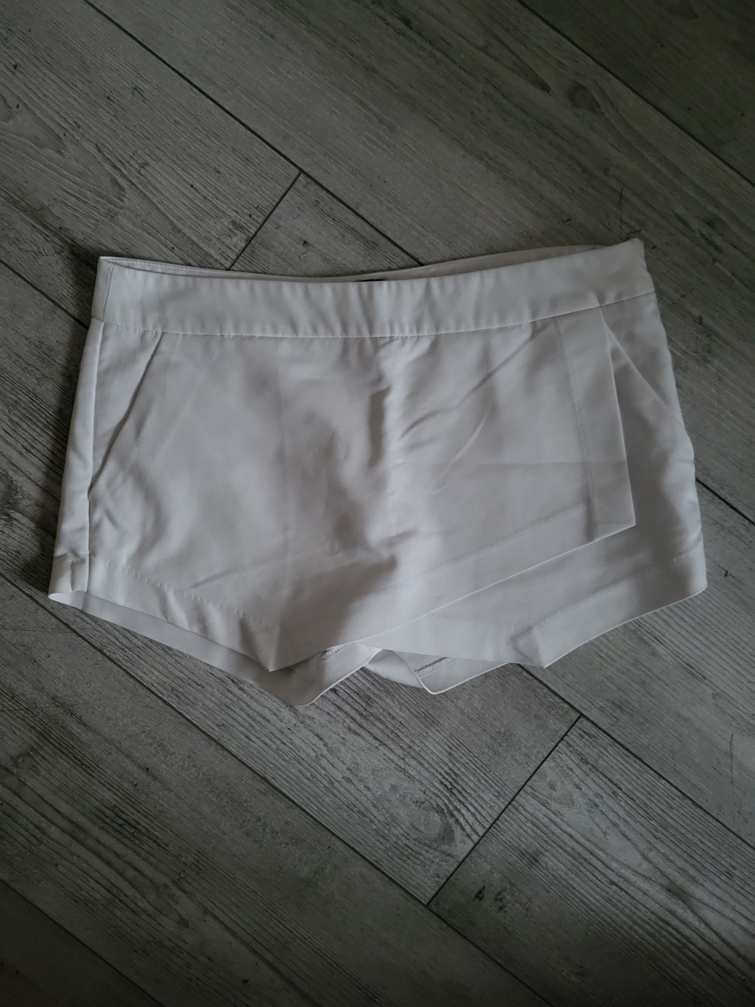 Spódnico spodenki Mohito rozmiar 38 białe
