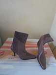 Botas castanhas em pele
