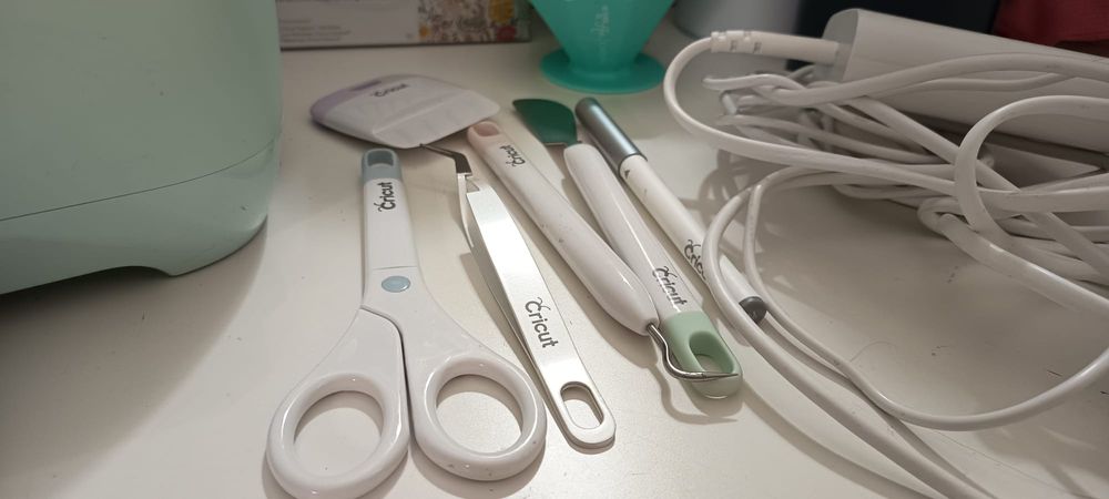 Cricut Explore 3 com diversos acessórios