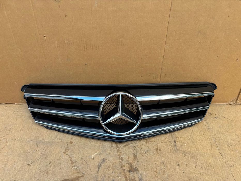 Mercedes C Klasa W204 Grill Atrapa Przedniego Zderzaka Czarny Chrom A2048800023 A2078880260 Cały 204