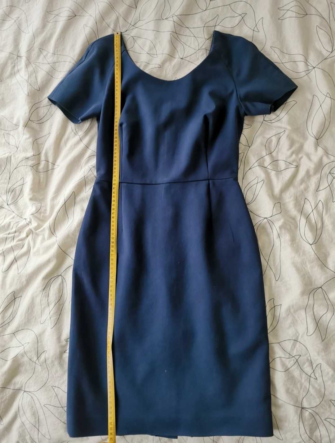 Granatowa elegancka sukienka biurowa do biura podkreślająca talię