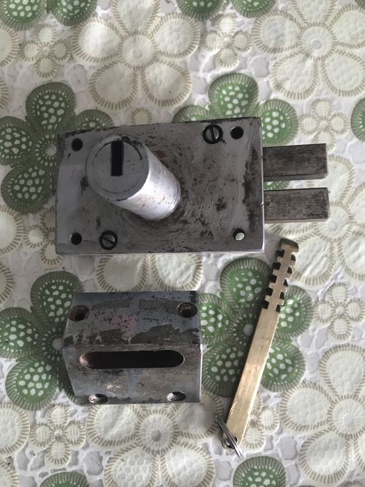 Дверной гаражный замок