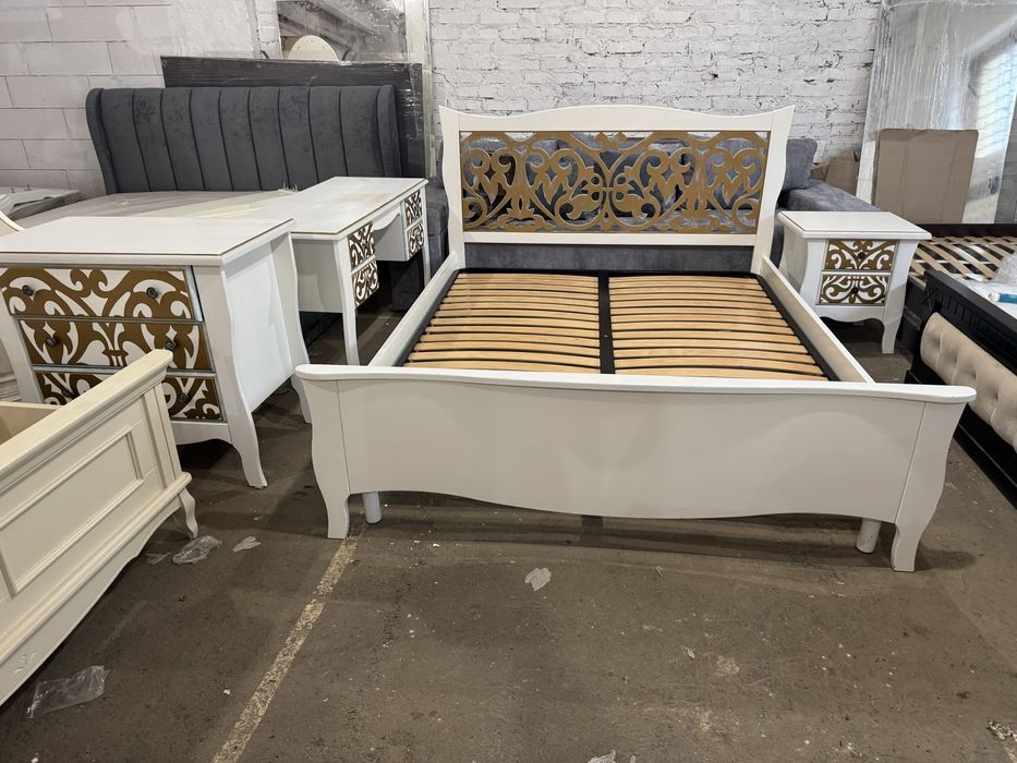 Комплект меблів в спальню.  Дерево.  Різьба. Ліжко, комод, тумбочка ст