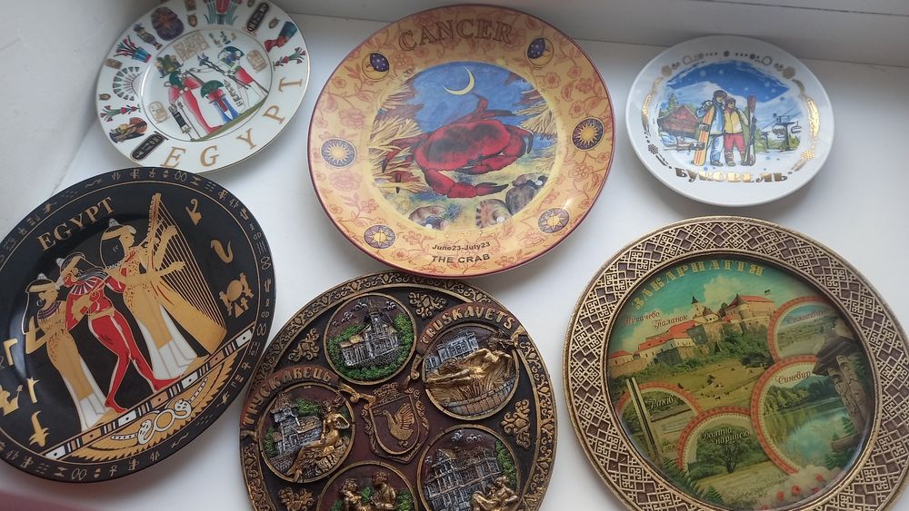 Тарелки  на подставке и с креплением для стены.