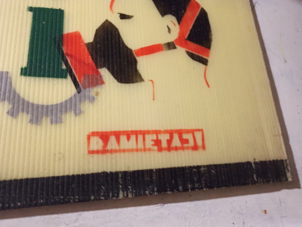 Stara tablica na tworzywie PRL