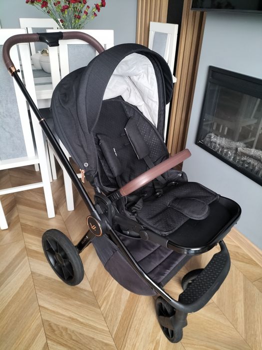 Czarny wózek dziecięcy 2w1 Muuvo Quick SE
