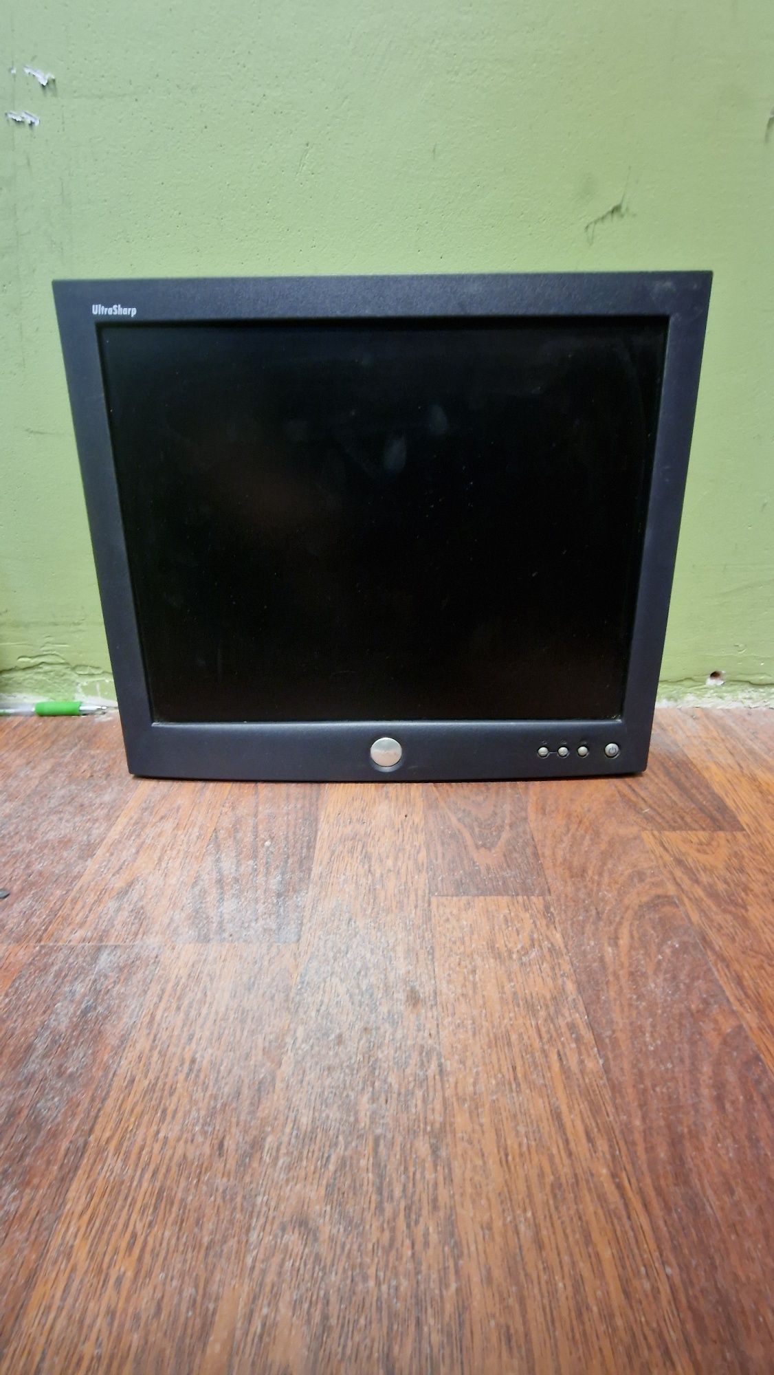 Monitory  2 x 19", 1 x 13"