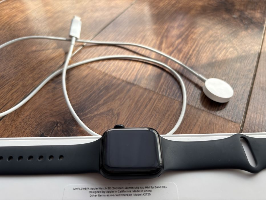 Apple Watch SE 2 40mm GPS + Cellular z ładowarką