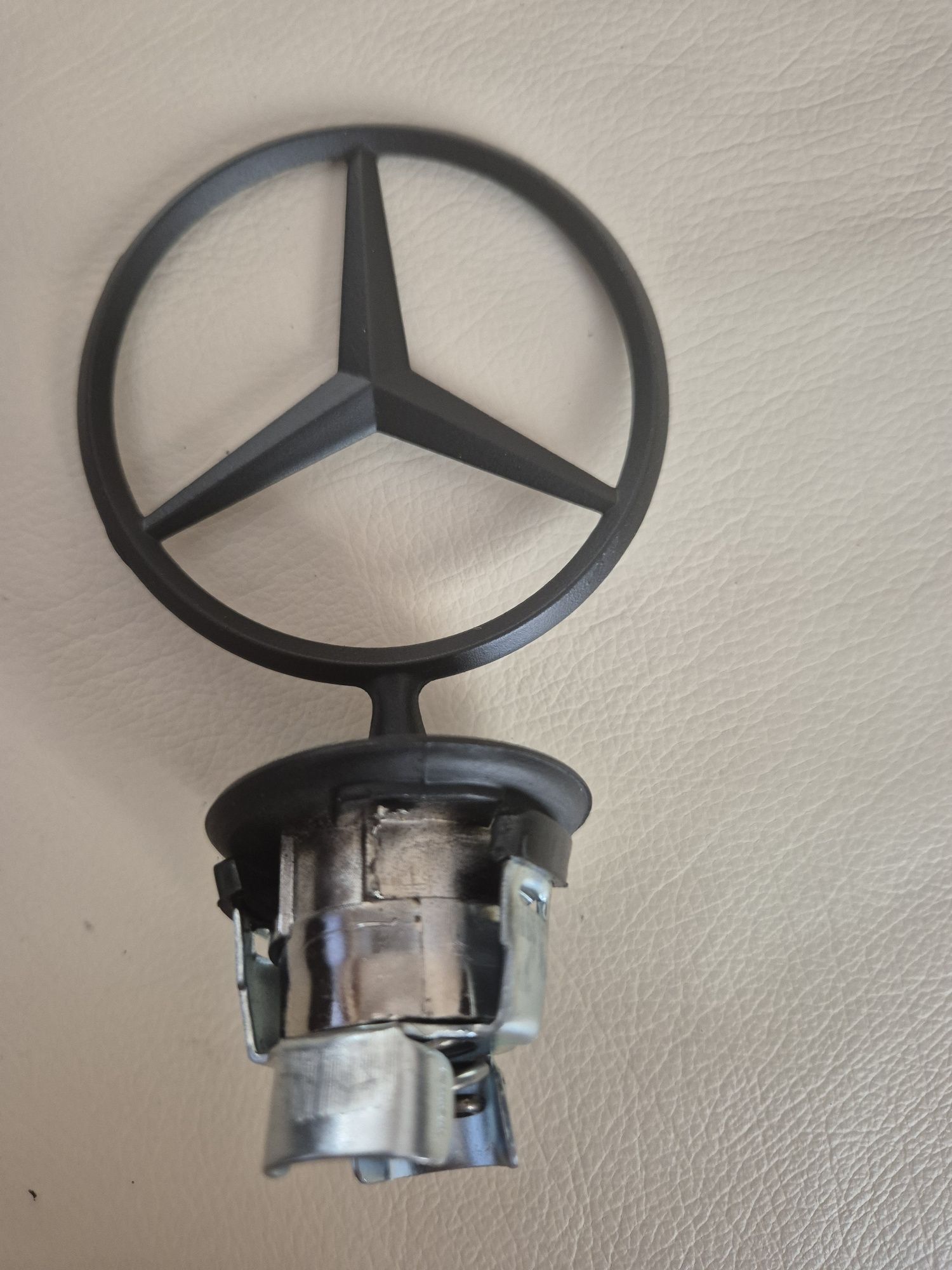 Emblemat logo celownik do Mercedesa modele E,C.S czarny mat