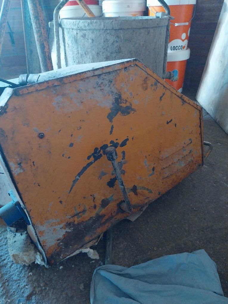Grua de mineiro balde e tripe