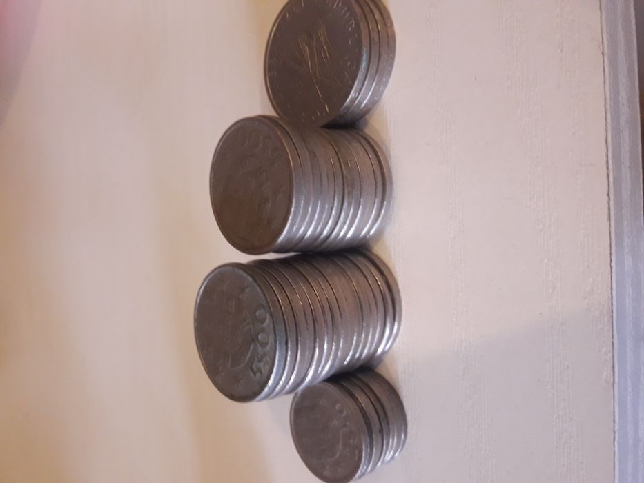 Moedas e notas variadas.