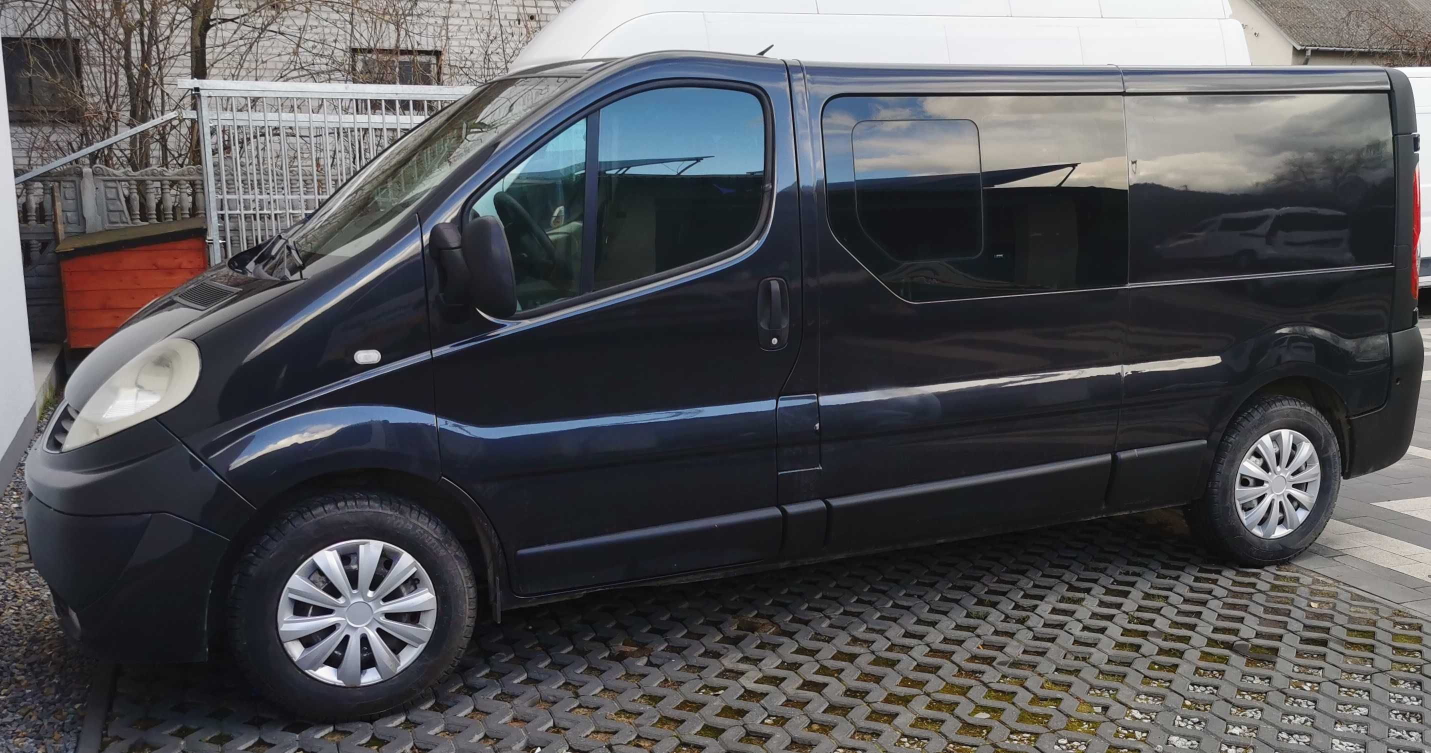 Bus 9 osobowy Renault Trafic Wypożyczalnia Wynajem Busów Autolaweta