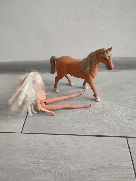 Barbie z koniem.