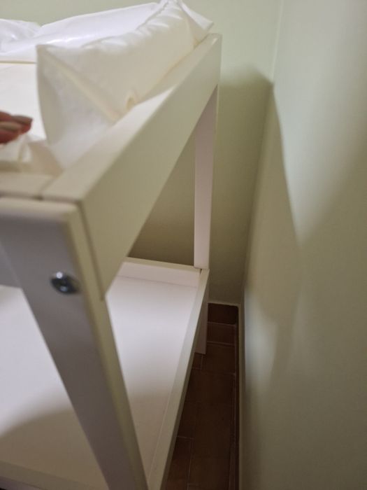 Trocador Sniglar (lacado de branco) + muda-fraldas Skotsam + cestos