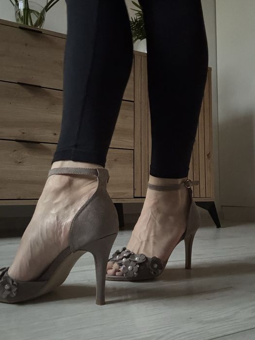 Szpilki beżowe wysoki obcas