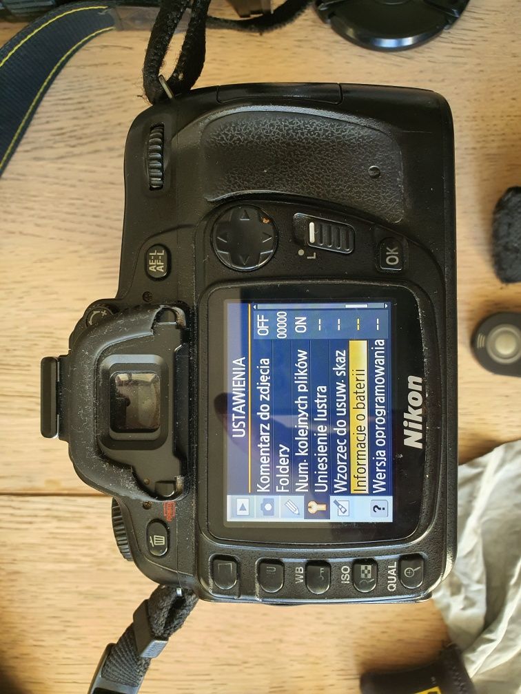 Nikon d80, nikkor 35, nikkor 18-200, mb-d80 + dodatki