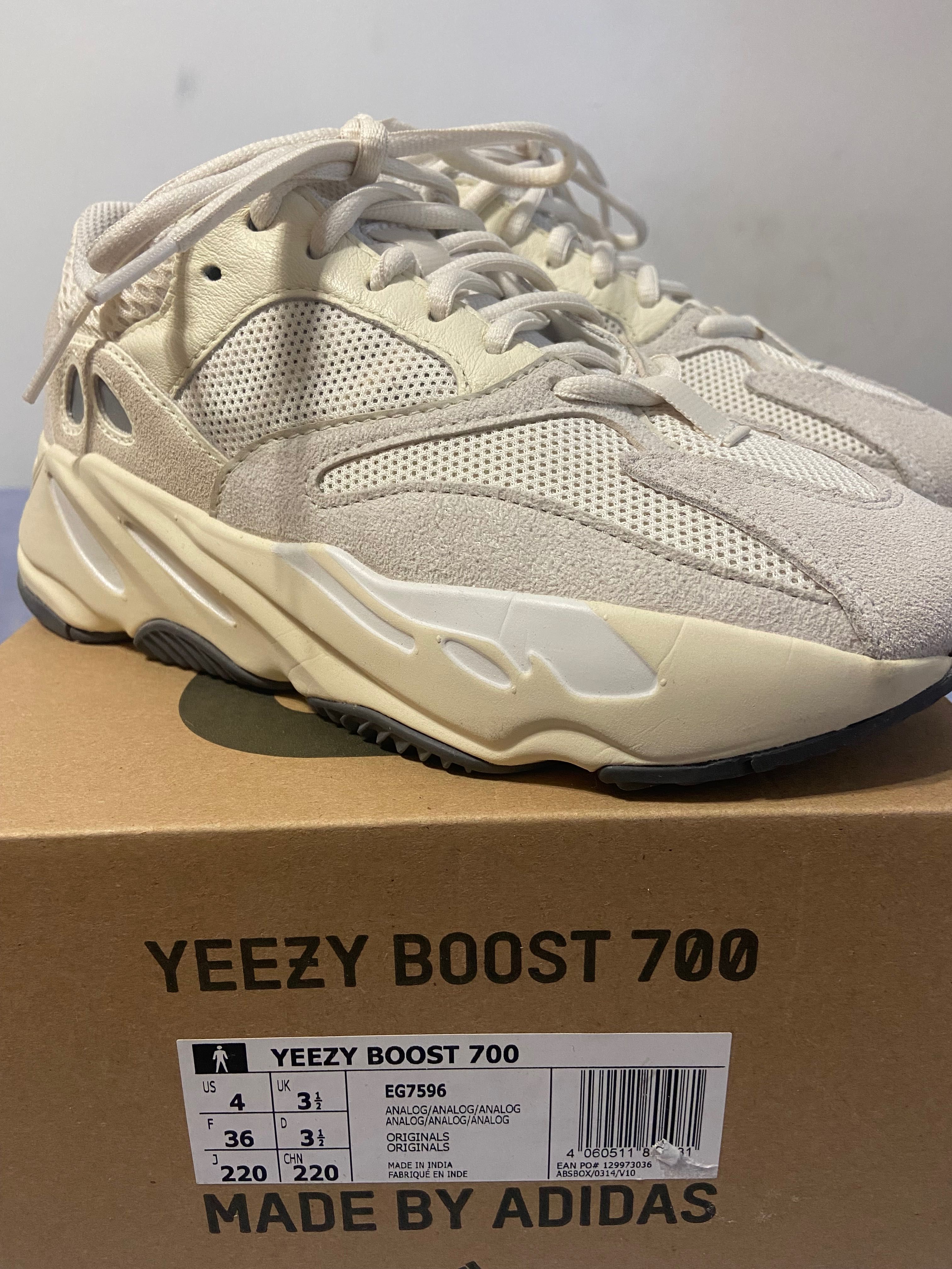 Adidas Yeezy Boost 700