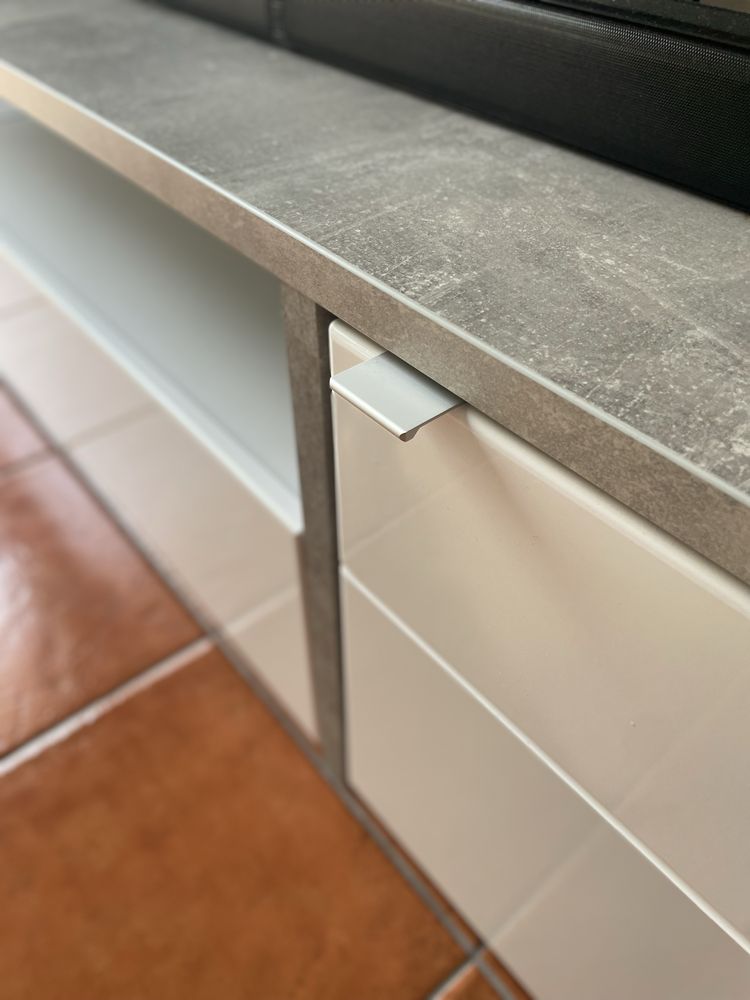 Móvel de TV moderno em branco e cinzento