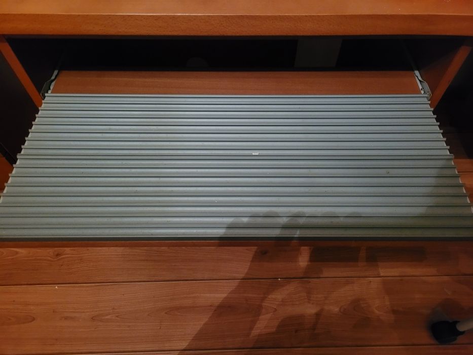 Secretária em madeira de cor castanha para computador