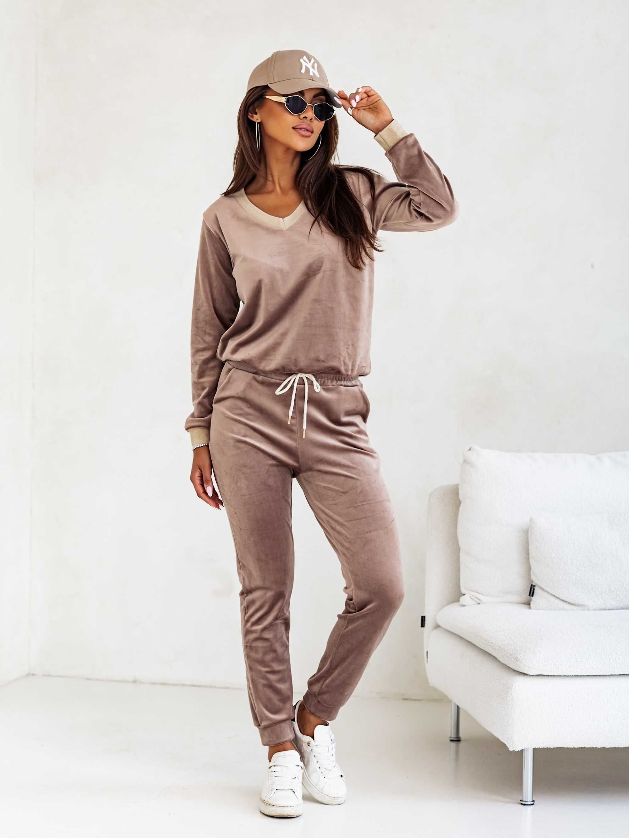 Komplet welurowy dres Polski produkt mocca dekolt V 40 L Moon