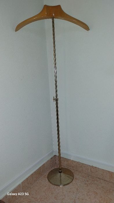 Cabide de pé, em excelente bom estado, conforme na foto